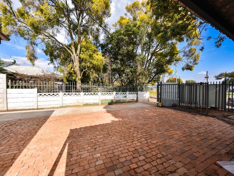 Newly renovated three bedroom home with a flatlet - Villieria - Photo 4