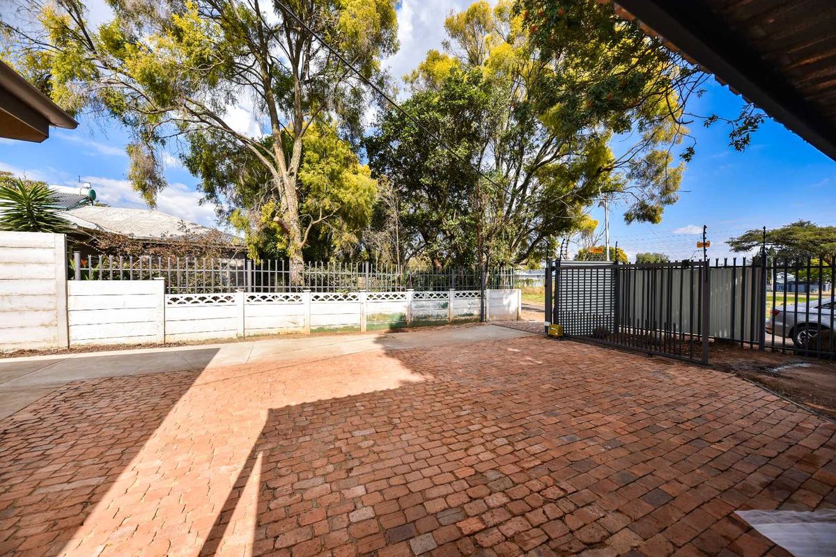 Newly renovated three bedroom home with a flatlet - Villieria - Photo 4