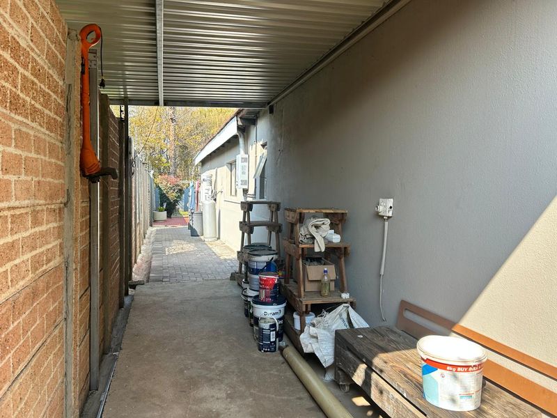 Spacious 3-Bed Home with Dual Flats - Photo 7