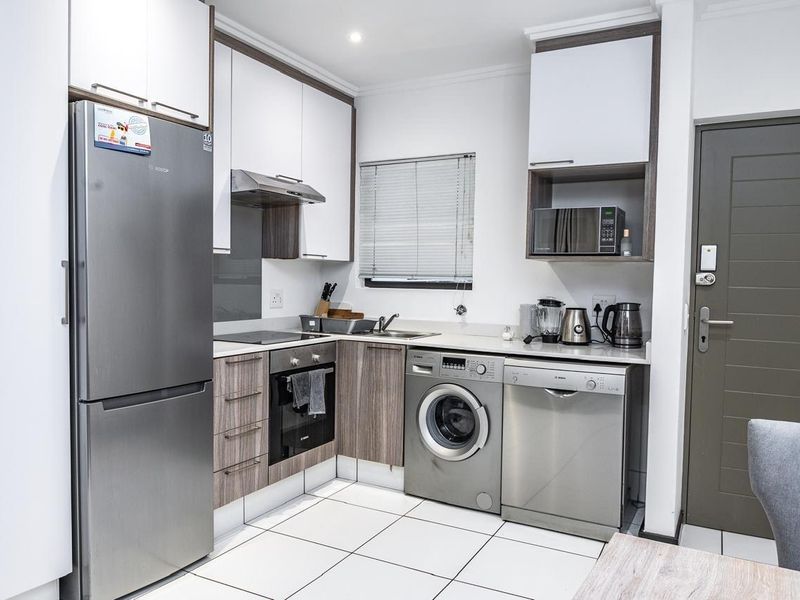 Fully Furnished 1 Bedroom For Rental in Lonehill - Photo 9