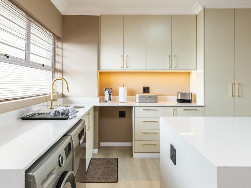 Stunning, newly renovated north-facing apartment offering modern luxury and exceptional natural light - Photo 10