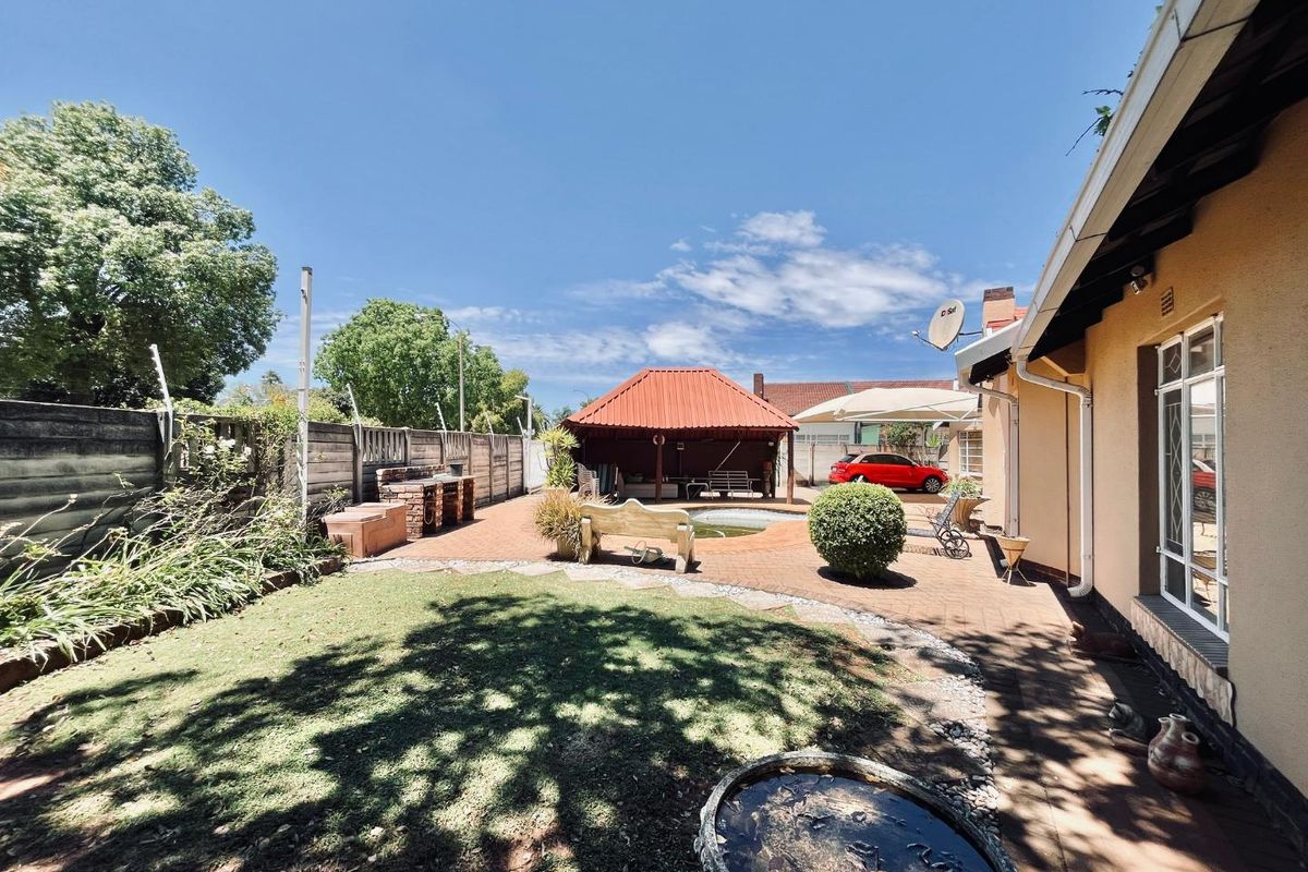 Spacious and Modern Family Home with Outdoor Entertaining Oasis** - Photo 2