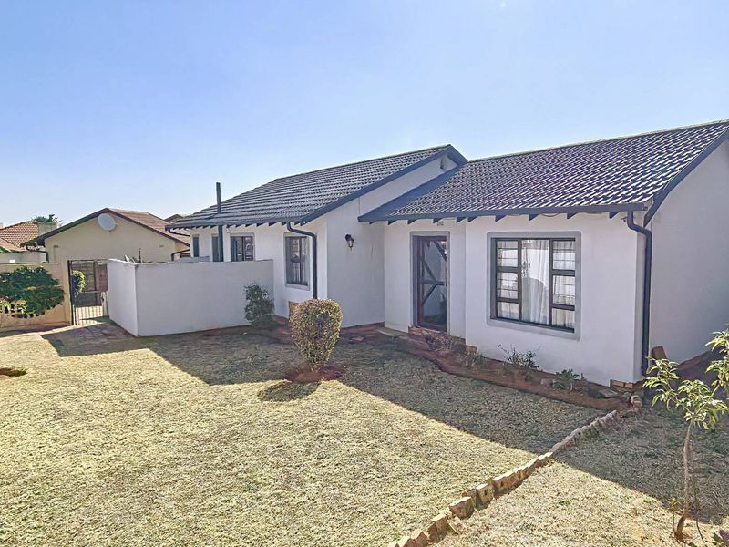 Beautiful modern home with a Cottage. - Photo 2