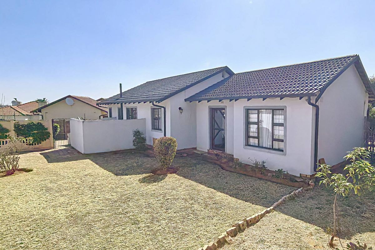 Beautiful modern home with a Cottage. - Photo 2