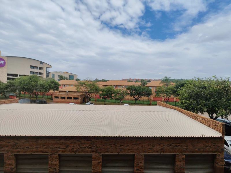 CLOSE TO OUTSURANCE - WALKING DISTANCE FROM CENTURION MALL - Photo 2