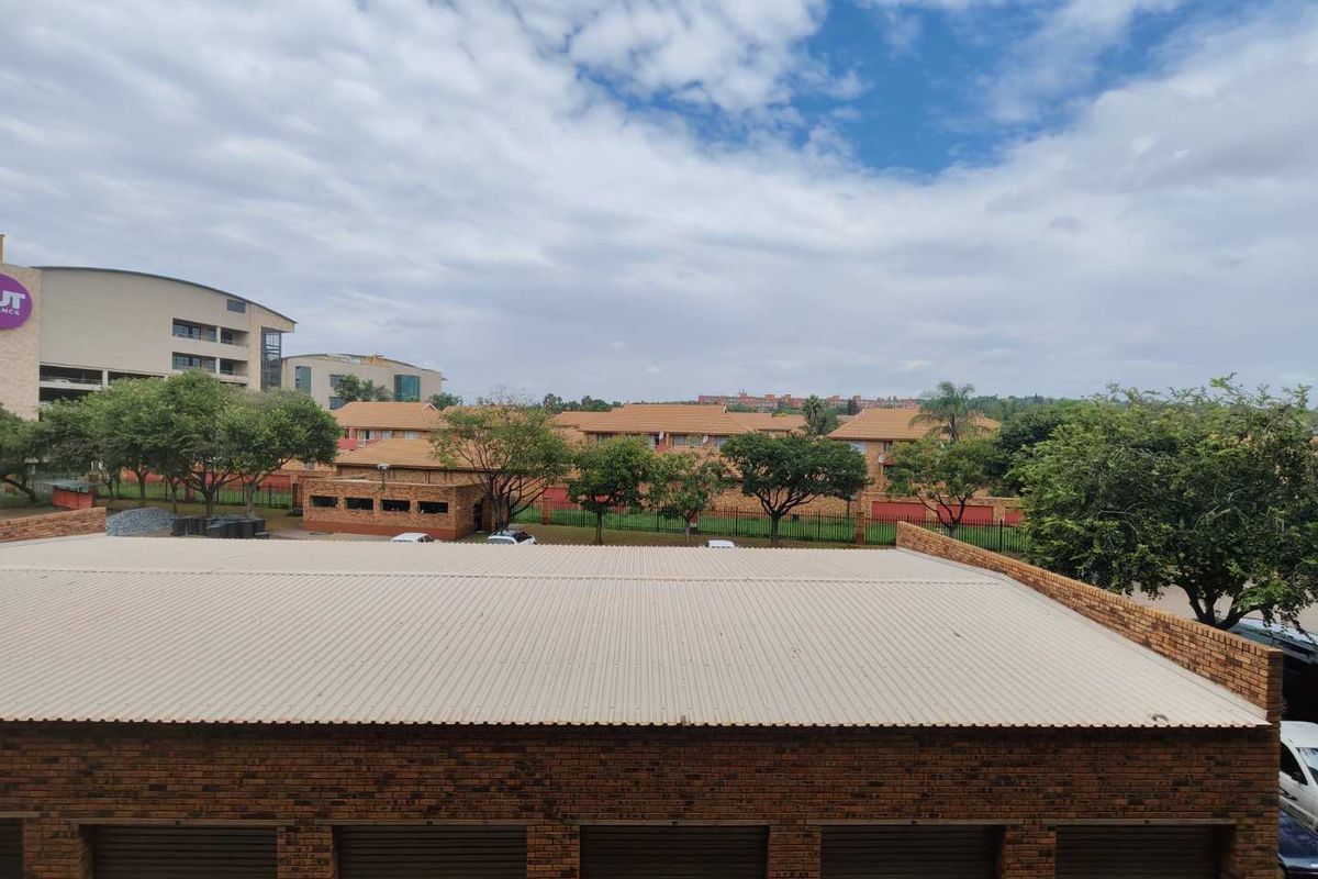 CLOSE TO OUTSURANCE - WALKING DISTANCE FROM CENTURION MALL - Photo 2