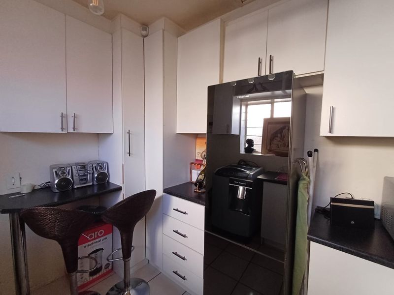 Top-Floor One-Bedroom Apartment with Balcony - Photo 10