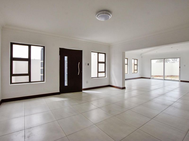 Meersig, Walvis Bay:  Newly Renovated home in Meersig Proper is for Sale - Photo 9