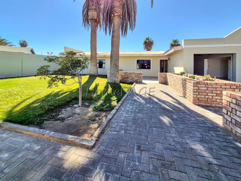 Meersig, Walvis Bay:  Attractive VERY NEAT 5 Bedr home with Flat is for Sale - Photo 2