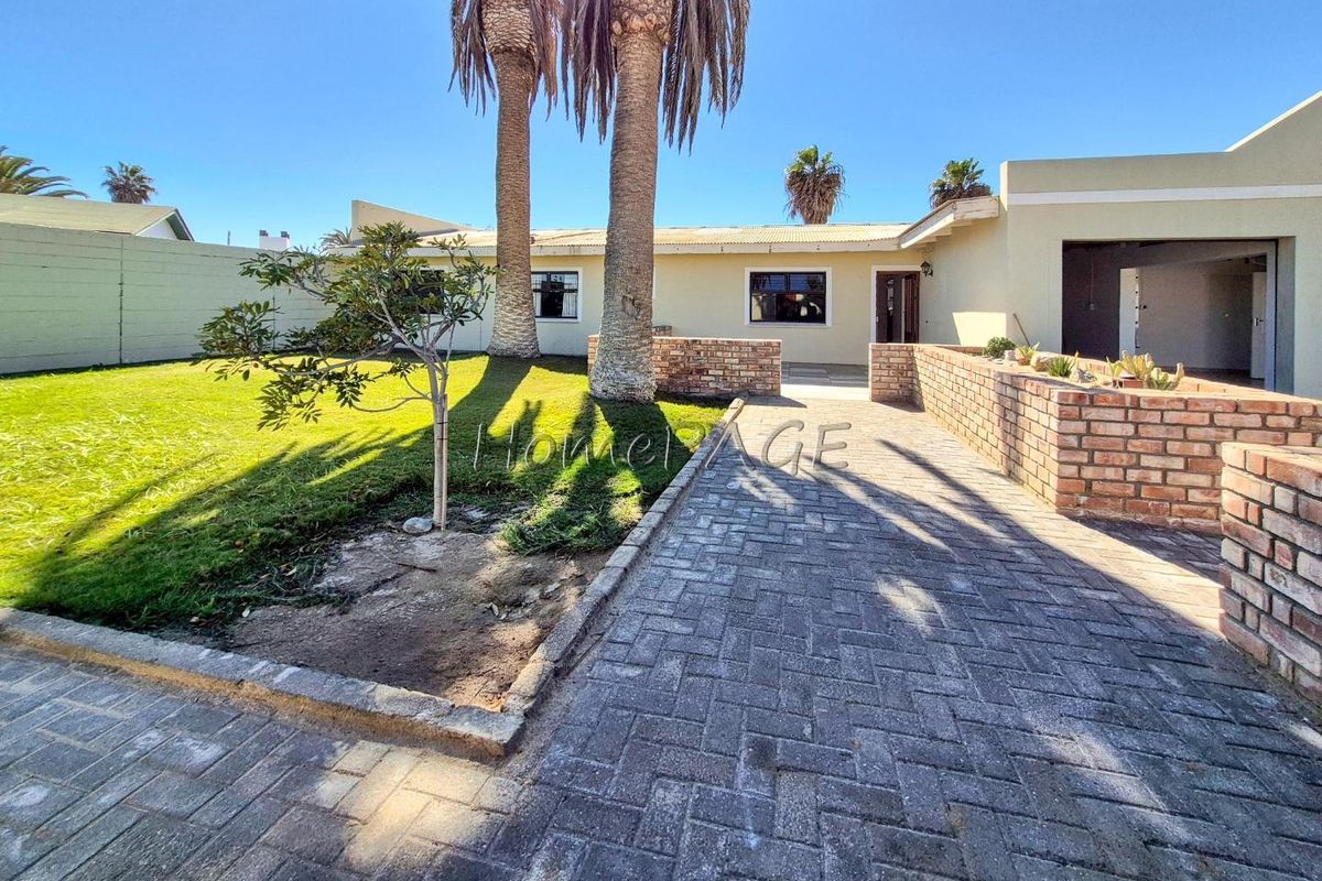 Meersig, Walvis Bay:  Attractive VERY NEAT 5 Bedr home with Flat is for Sale - Photo 2