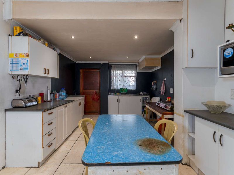 Spacious 4 Bedroom Family Home with Two Income-Generating Flatlets | Silvertown SOLE AND EXCLUSIVE MANDATE - Photo 9