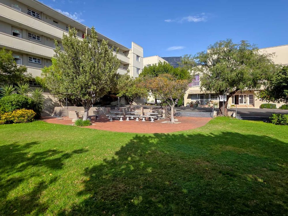 Communal garden with pool and BBQs 