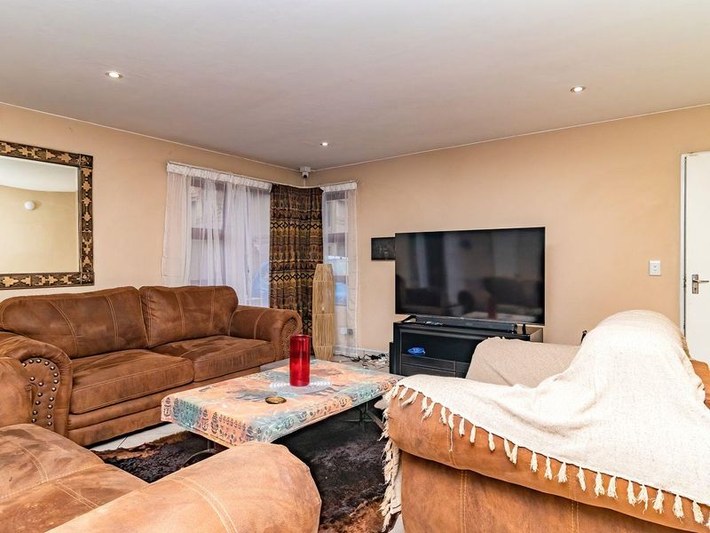 Double-Storey Delight: Perfect Family Retreat in Barlett! - Photo 2