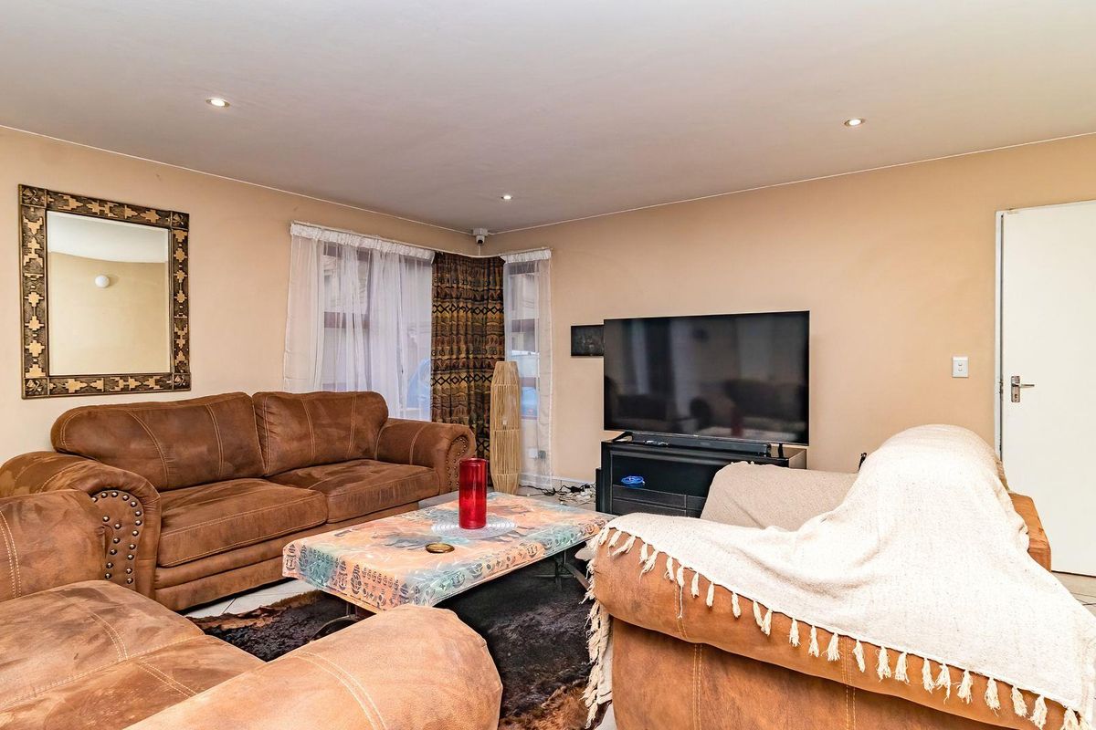 Double-Storey Delight: Perfect Family Retreat in Barlett! - Photo 2