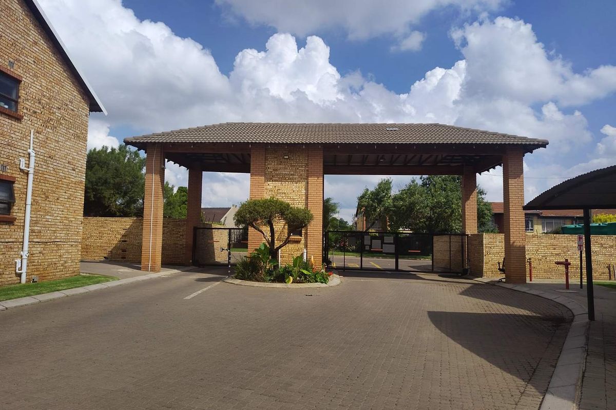 A Bedroom Apartment in Brentwood Manor For Sale - Photo 2