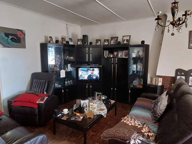 Charming Old-Style Home Space and Comfort. - Photo 3