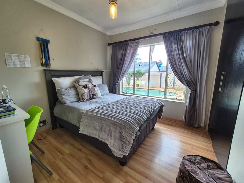 Modern home with all the bells and whistles - Photo 5