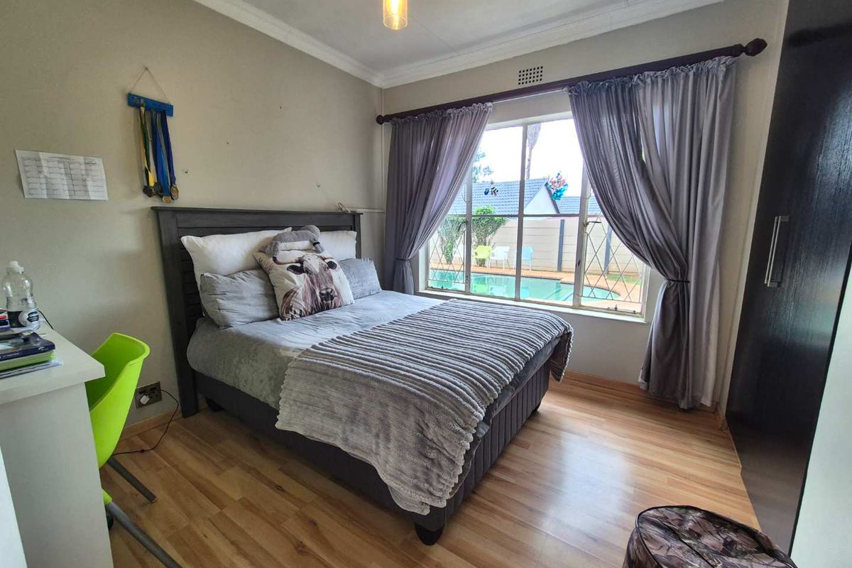 Modern home with all the bells and whistles - Photo 5