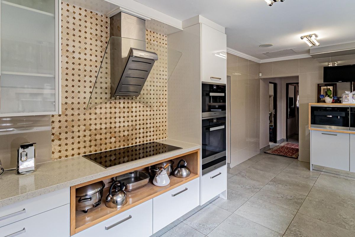 Luxurious Fully Furnished 4-Bedroom Double-Storey Home with Breathtaking Views in Roodekrans. - Photo 5