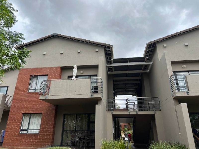 Spacious One bedroom Apartment with scenic views - Photo 2