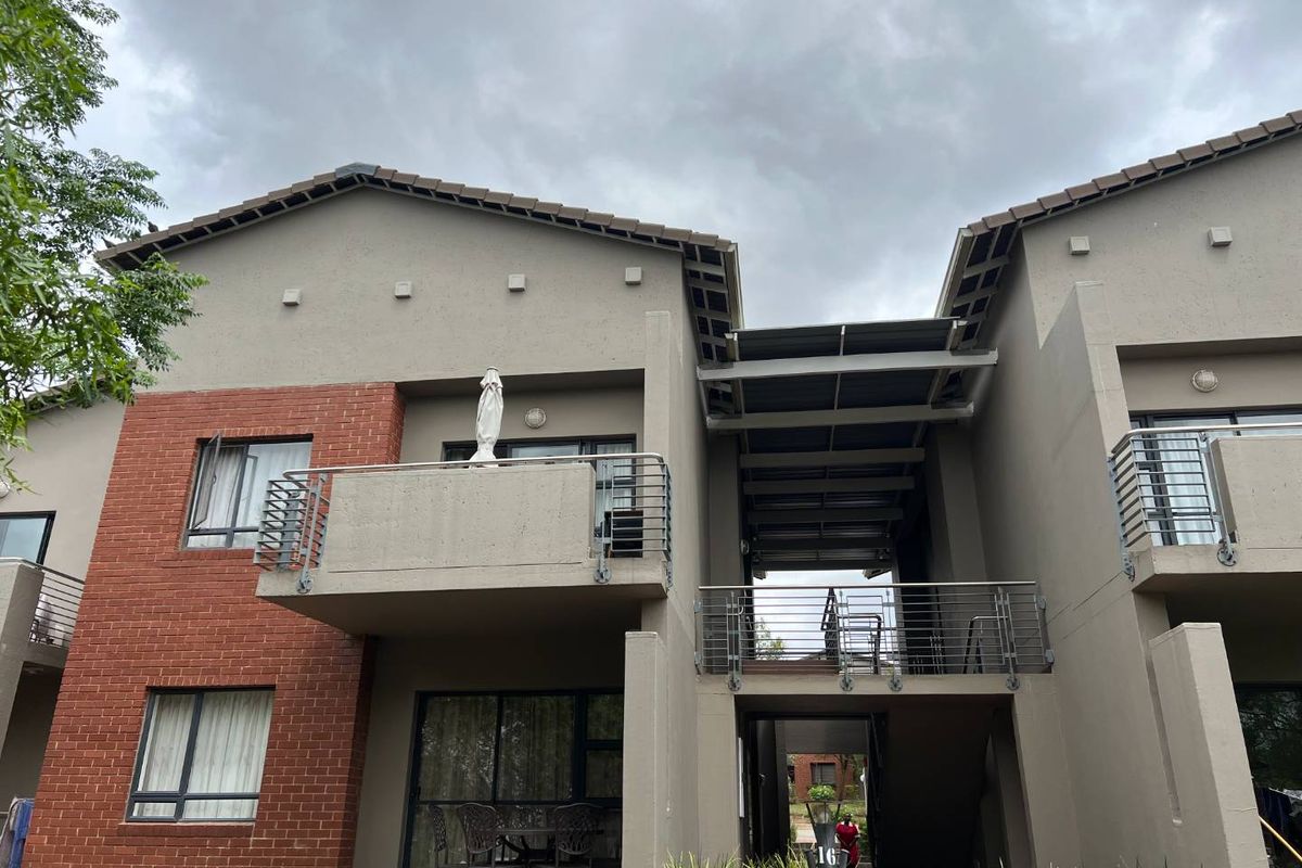 Spacious One bedroom Apartment with scenic views - Photo 2