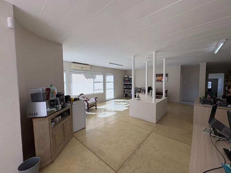 Spacious Family Home with Flatlet, Office & Entertainment Area – Ludwigsdorf - Photo 7