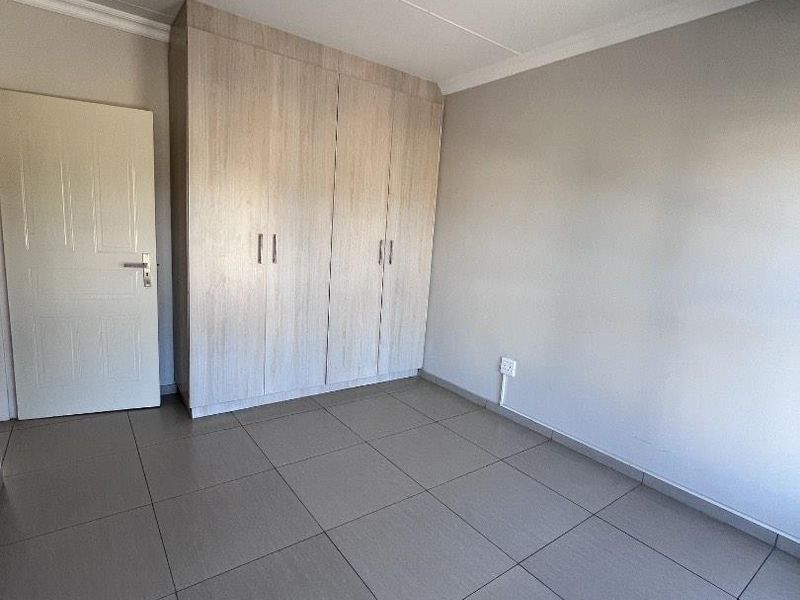 FOR SALE | LE MONT COMPLEX, Avis, Windhoek 2 Bedroom | 2 Bathroom Duplex | N$2,350,000 - Photo 4