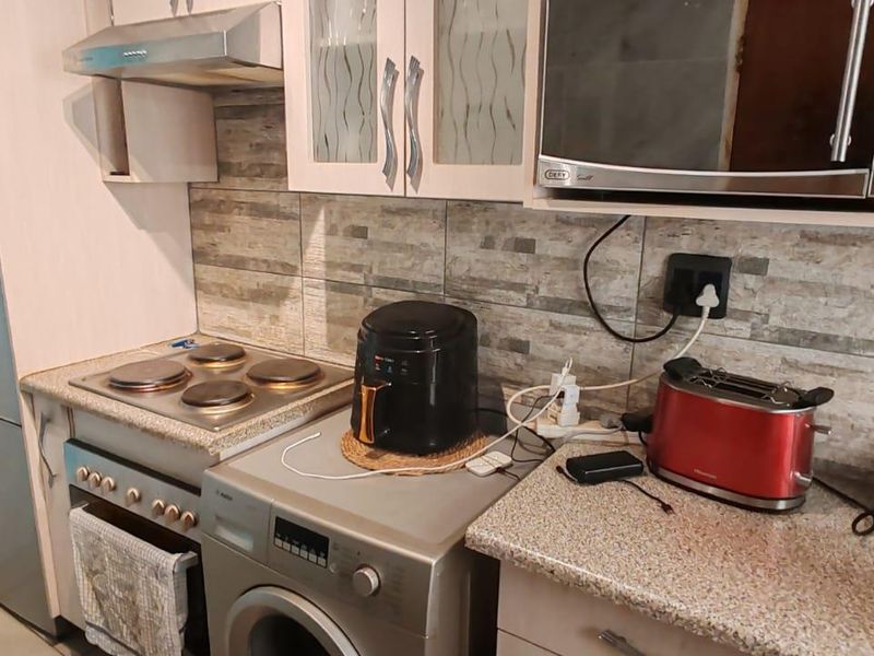 2 Bedroom House for sale - Photo 3