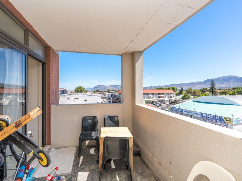 Two Bedroom Top Floor Apartment with Mountain Views - Photo 7