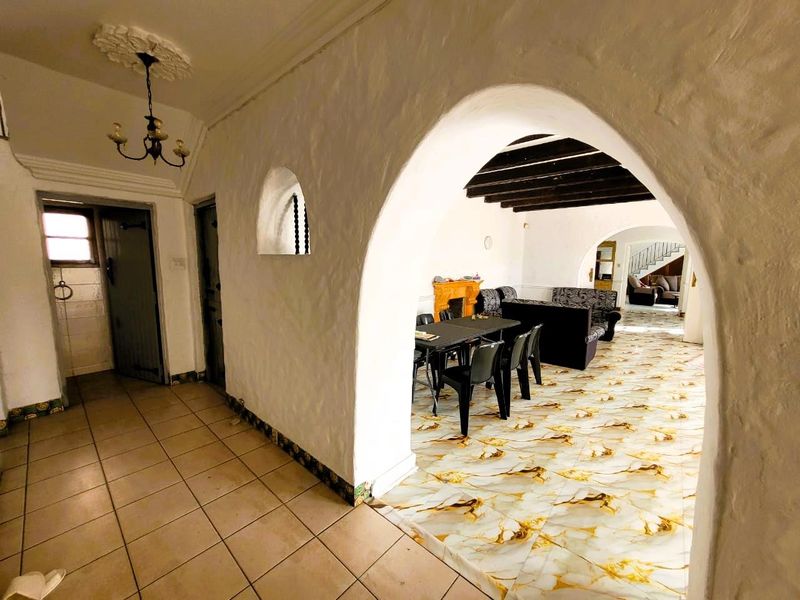 **Spacious Double Story Family Home in Upper Glenwood** - Photo 4