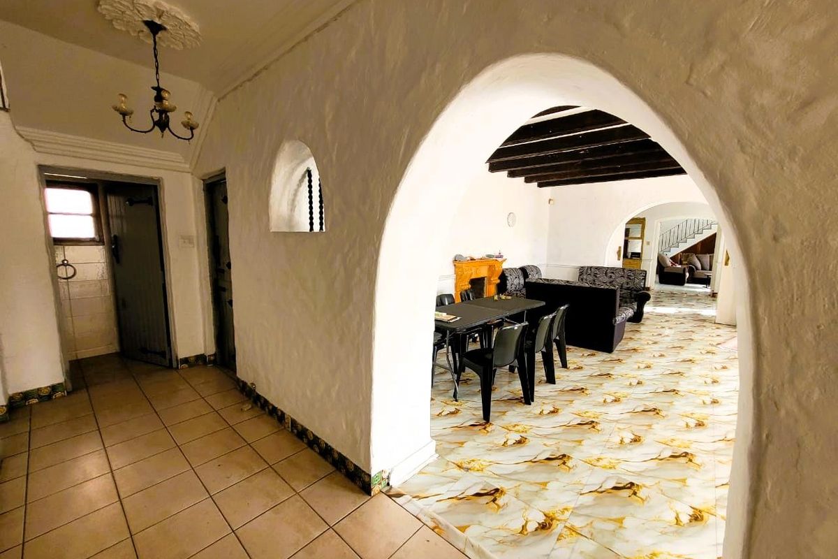 **Spacious Double Story Family Home in Upper Glenwood** - Photo 4