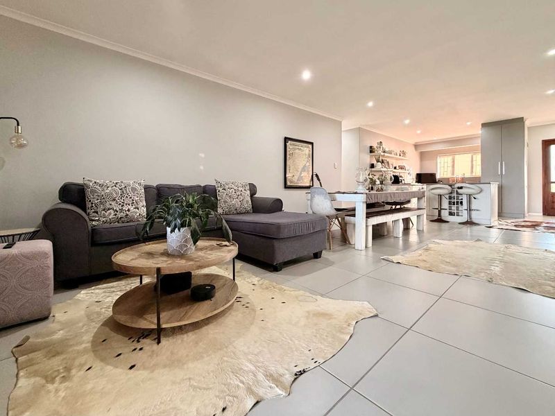 Beautifully Renovated 3 Bedroom Penthouse Apartment in Ballito - Photo 1