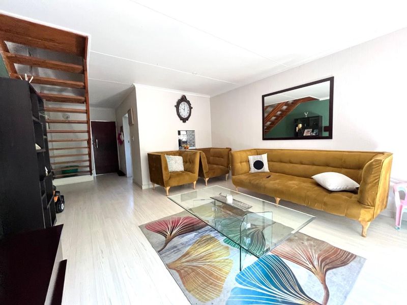 Modern 1st Floor Duplex with Open Garden - Photo 2