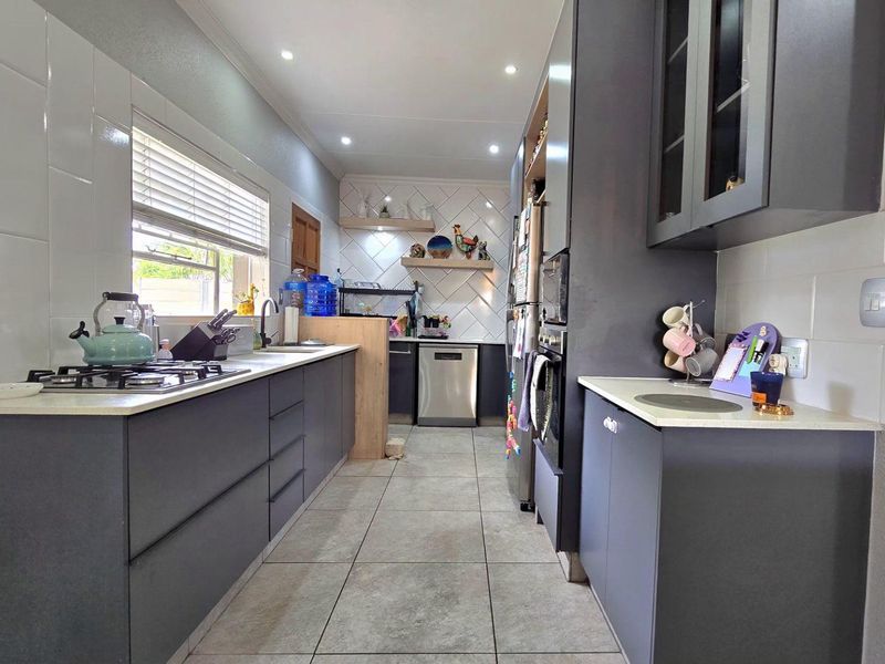 4 Bedroom House for Sale in Verwoerdpark - Photo 7