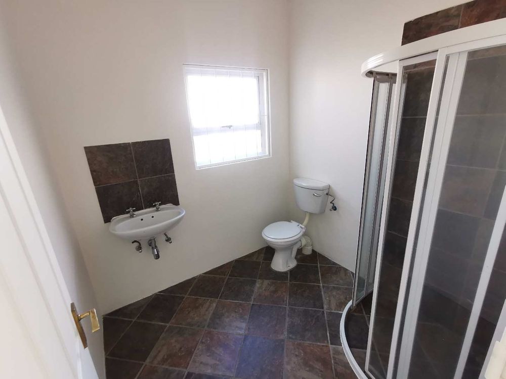 FAMILY BATHROOM - TOP FLOOR 