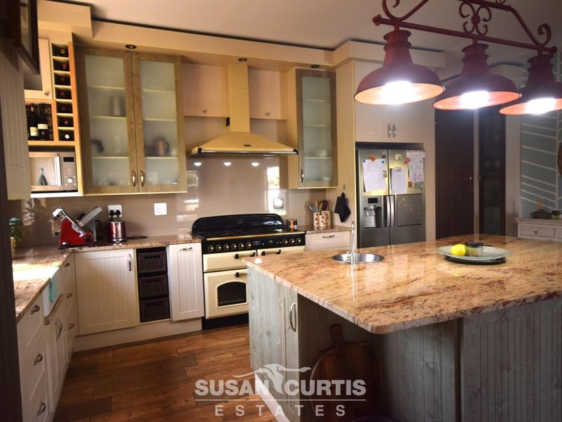 WATERFTONT 3 BEDROOM HOUSE IS FOR SALE - Photo 3