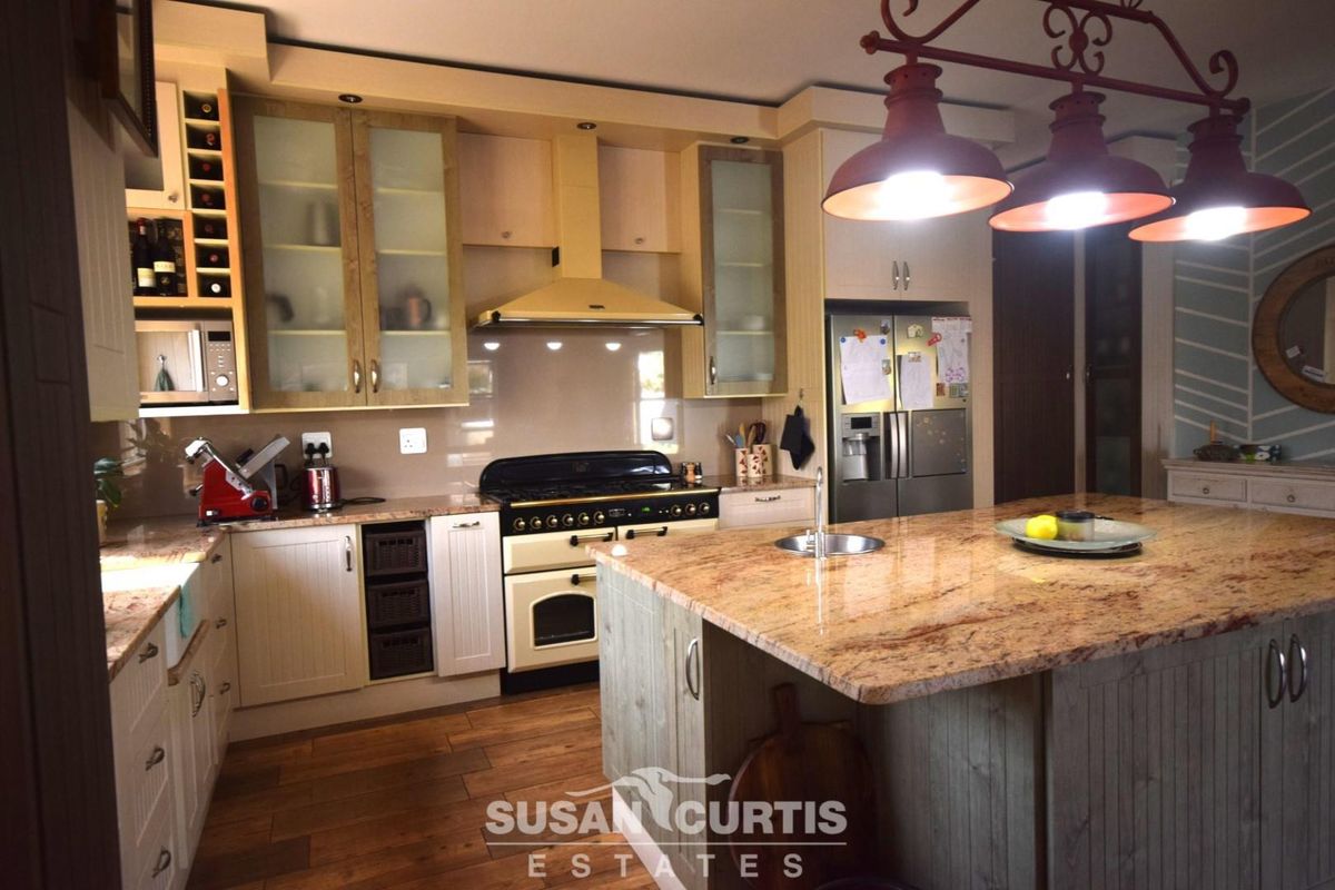 WATERFTONT 3 BEDROOM HOUSE IS FOR SALE - Photo 3