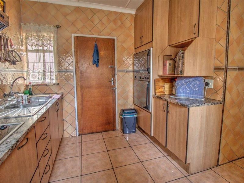 Large family home in an enclose area - Photo 9