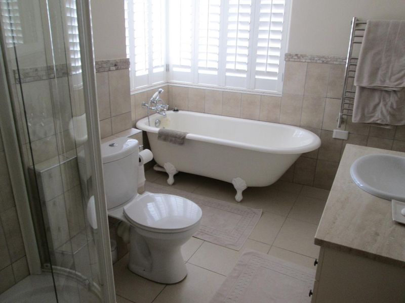 Immaculate interior decorated and  furnished sea view penthouse in central Swakopmund - Photo 2