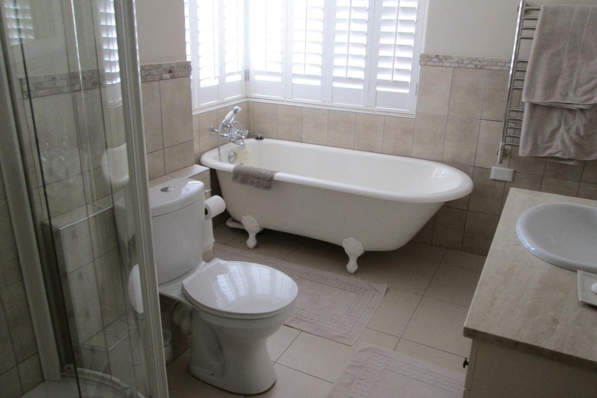 Immaculate interior decorated and  furnished sea view penthouse in central Swakopmund - Photo 2