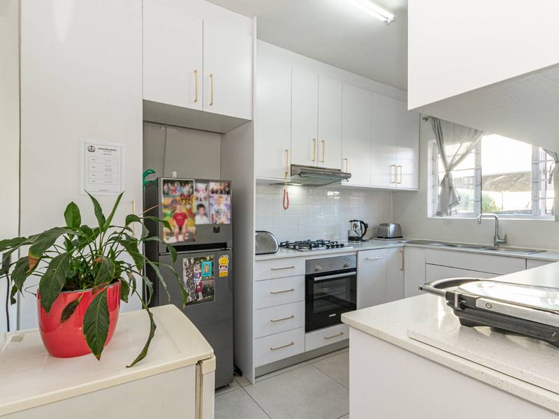 Charming Plumstead Retreat: Comfort & Convenience Await - Photo 6