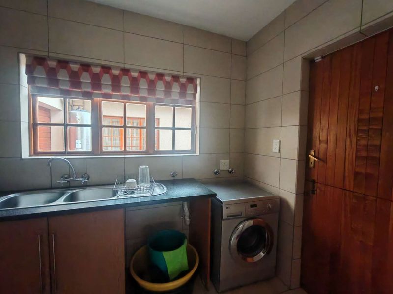 SPACIOUS AND VERY NEAT, CLOSE TO ALL THE AMENITIES - Photo 5