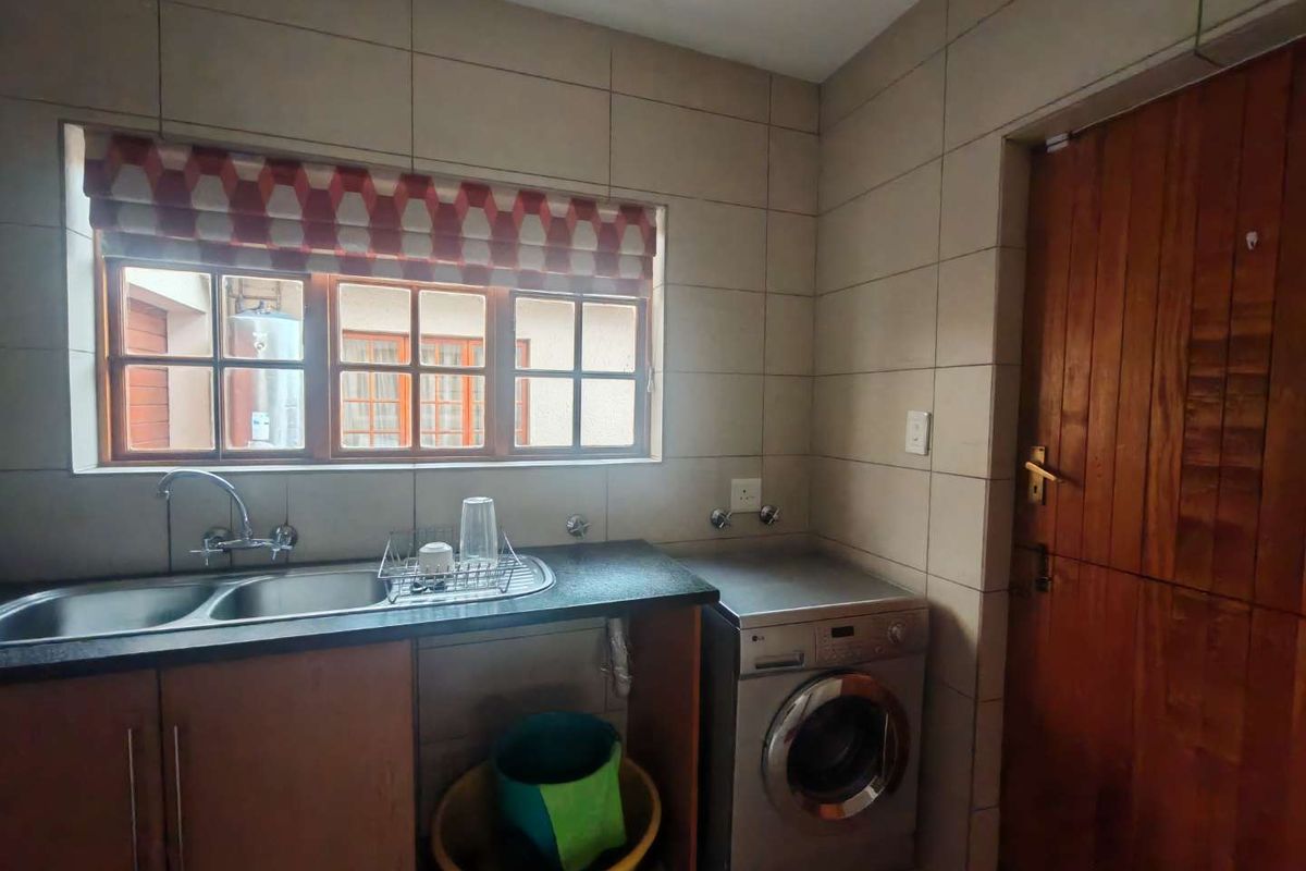 SPACIOUS AND VERY NEAT, CLOSE TO ALL THE AMENITIES - Photo 5