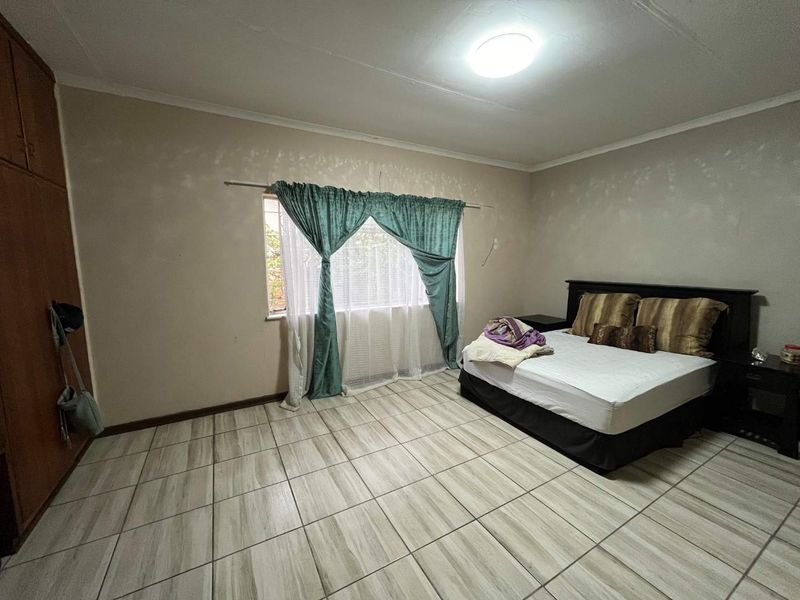 Spacious Family Home with Separate Flatlet – Ideal for Extended Living - Photo 5