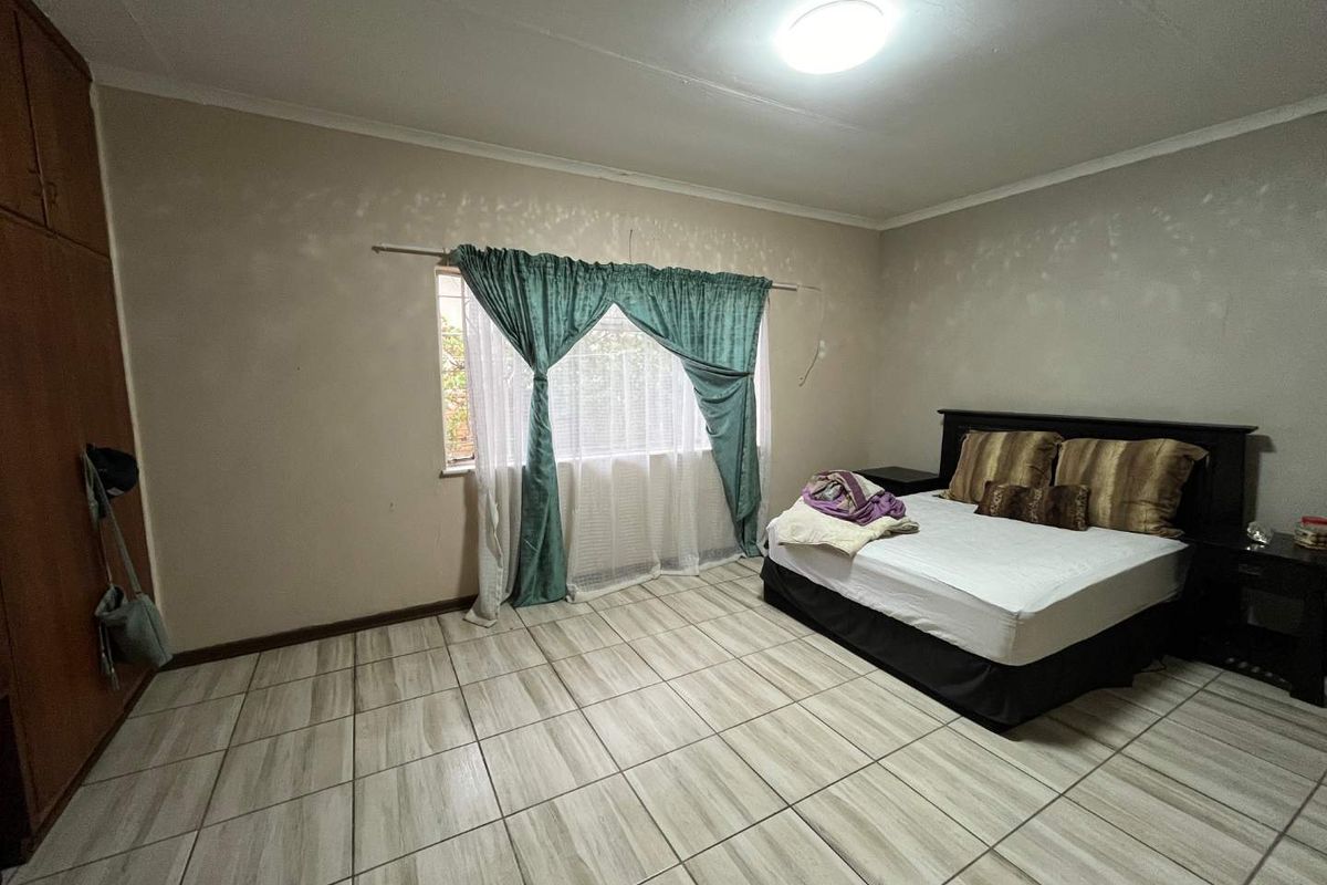 Spacious Family Home with Separate Flatlet – Ideal for Extended Living - Photo 5