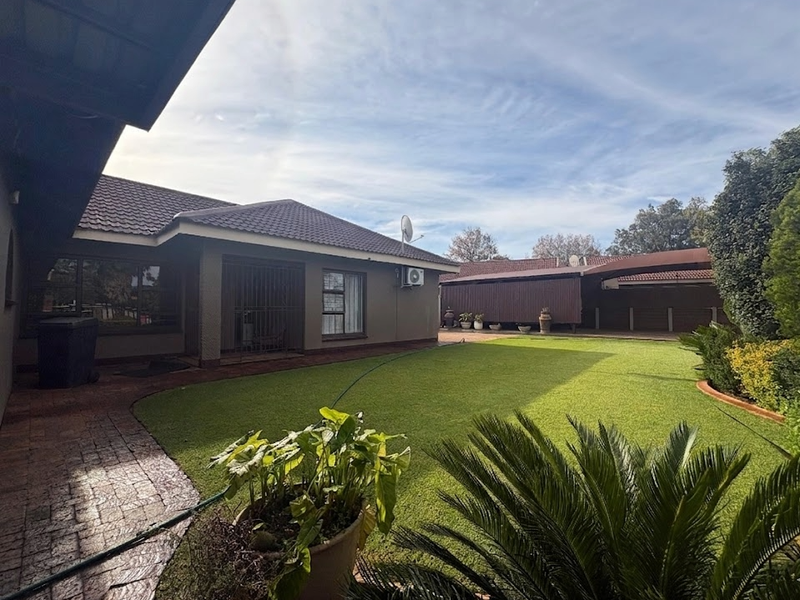 The Complete Modern Family Home with Two Bedroom Flatlet - Photo 2