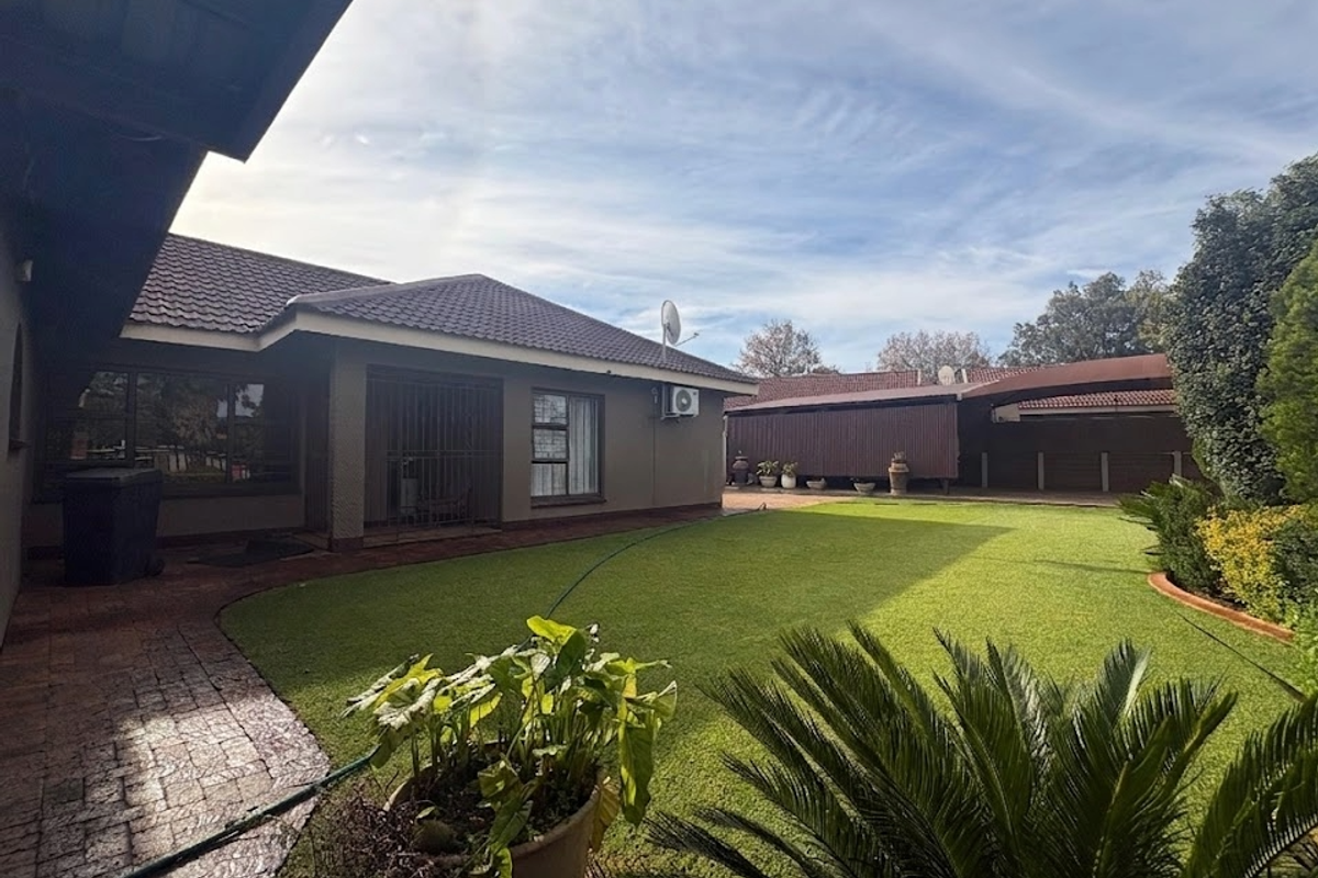 The Complete Modern Family Home with Two Bedroom Flatlet - Photo 2