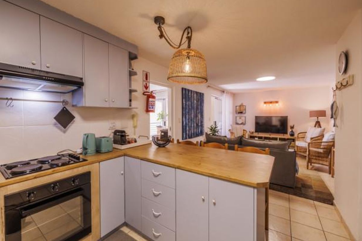 Beautiful Fully Furnished Apartment Close to the Beach & Mole - Photo 3