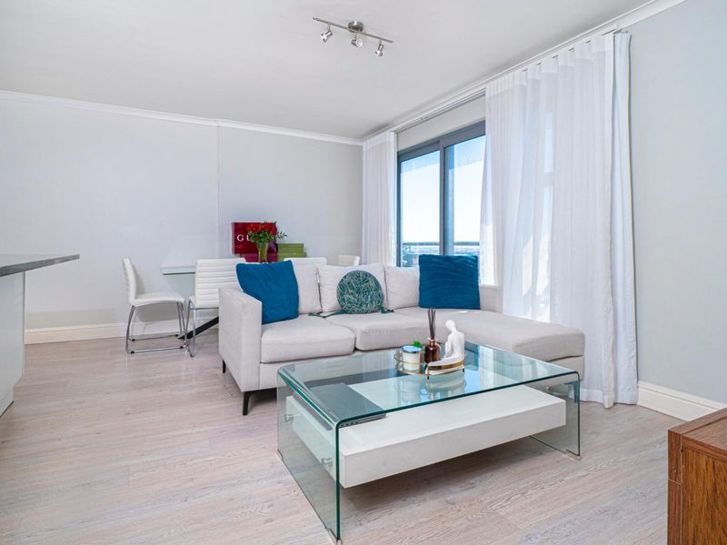 Luxury Two-Bedroom Apartment with Prime Location - Photo 3