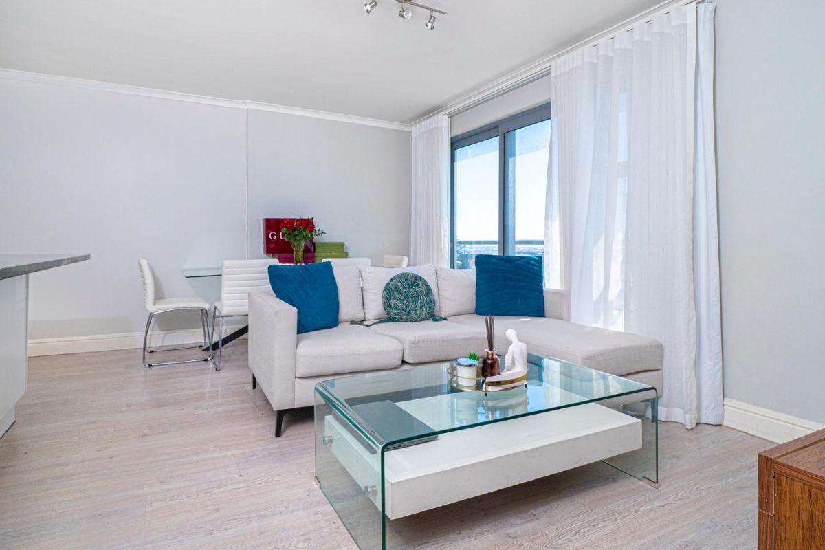 Luxury Two-Bedroom Apartment with Prime Location - Photo 3